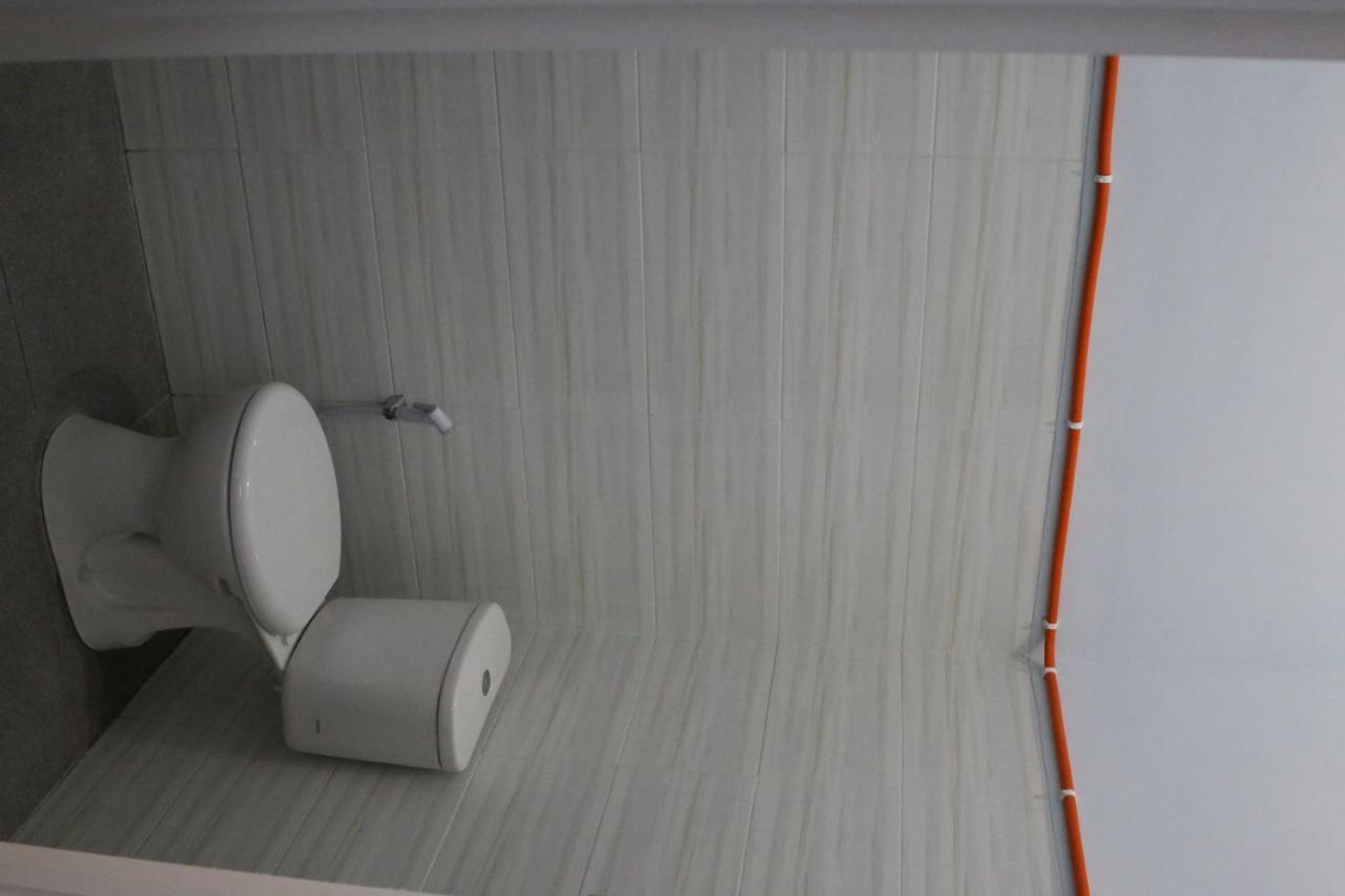 Reddoorz Syariah Near Suncity Mall ماديون المظهر الخارجي الصورة