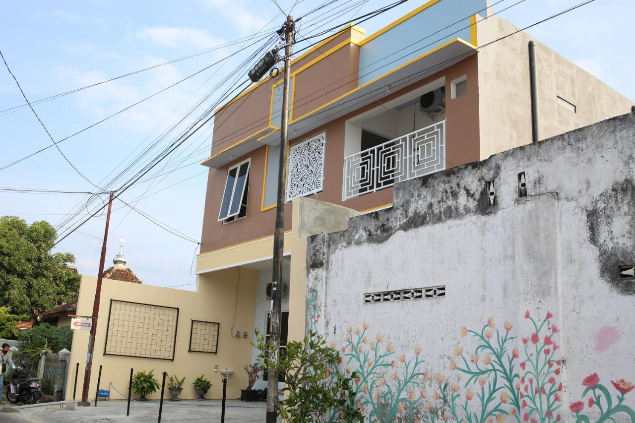 Reddoorz Syariah Near Suncity Mall ماديون المظهر الخارجي الصورة